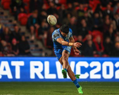 Samoalı Stephen Crichton, 23 Ekim 202 'de İngiltere' nin Doncaster kentindeki Eco-Power Stadyumu 'nda oynanan Rugby Ligi Dünya Kupası 2021 Kupası A Grubu maçında gol atmak için dönüyor.