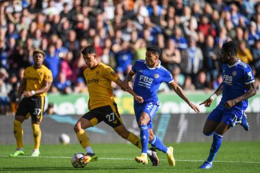 Matheus Nunes # 27 Wolverhampton Wanderers Premier League maçında Leicester City 'den James Justin # 2' nin baskısı altında Wolverhampton Wanderers, Leicester City 'e karşı Molineux, Wolverhampton, Birleşik Krallık, 23 Ekim 202