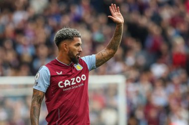 Aston Villa 'dan Douglas Luiz # 6 Premier Lig maçında serbest atışın başında duruyor. Aston Villa, Brentford' a karşı Villa Park, Birmingham, Birleşik Krallık, 23 Ekim 202