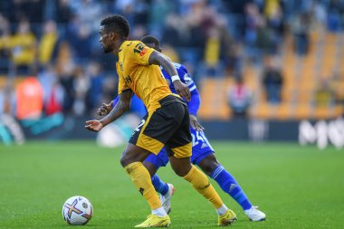 Wolverhampton Wanderers 'dan Nlson Semedo # 22 Premier Lig maçı sırasında Leicester City' den Nampalys Mendy # 24 ile karşılaşır Wolverhampton Wanderers - Leicester City, Molineux, Wolverhampton, Birleşik Krallık, 23 Ekim 2022