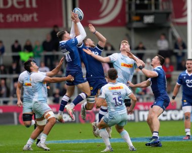 Satış Köpekbalıkları 'nın 14 numaralı oyuncusu Tom Roebuck, Gallagher Premiership maçında topu AJ Bell Stadyumu, Eccles, İngiltere' de 23 Ekim 202 'de oynanan Sale Sharks - Harlequins maçında fırlattı.