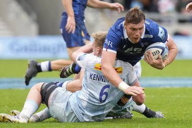 Harlequins 'in 6 numaralı oyuncusu Jack Kenningham Gallagher Premiership maçında Cobus Wiese' in 4 numaralı oyuncusuyla mücadele ediyor. AJ Bell Stadyumu, Eccles, Birleşik Krallık, 23 Ekim 202 'de Satış Köpekbalıkları Harlequins' e karşı.