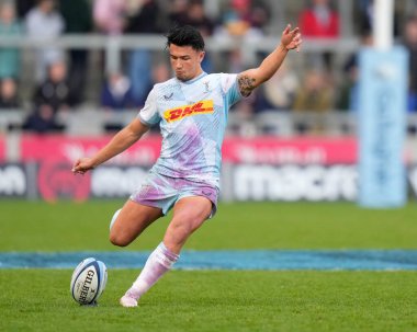 Markos Smith # 10. Harlequins takımının oyuncusu Gallagher Premiership maçında AJ Bell Stadyumu, Eccles, İngiltere 'de Sale Sharks - Harlequins maçında penaltı attı.