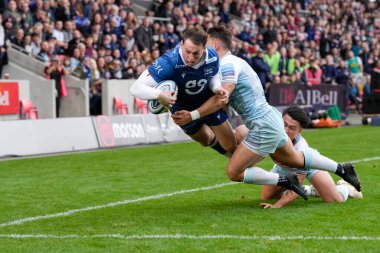 Satış Köpekbalığı 14 numaralı Tom Roebuck, Gallagher Premiership maçında AJ Bell Stadyumu, Eccles, İngiltere, 23 Ekim 202 'de Sale Sharks - Harlequins maçında deneme hattına daldı.