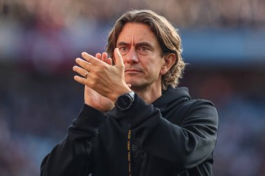 Brentford 'un Thomas Frank teknik direktörü, Premier League maçından sonra İngiltere' nin Birmingham kentinde oynanan Villa-Brentford maçında gezgin taraftarları alkışlıyor.