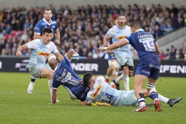 Nick David # 14 Harlequins takımından Tom OFlaherty # 11 Gallagher Premiership maçı sırasında AJ Bell Stadyumu, Eccles, Birleşik Krallık 'ta oynanan Sale Sharks - Harlequins maçında rakibini yere serdi.