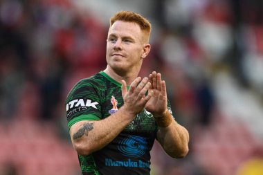 İrlandalı Brendan OHagan, Rugby Ligi Dünya Kupası 2021 maçının sonunda Leigh Spor Köyü, Leigh, İngiltere 'de oynanan İrlanda-Lübnan maçında taraftarları alkışlıyor.