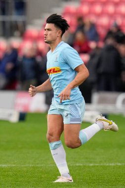 Marcus Smith # 10 of Harlequins, Gallagher Premiership maçında 100. Premiership maçından önce ısınıyor. Sale Sharks, Harlequins 'e karşı AJ Bell Stadyumu, Eccles, Birleşik Krallık, 23 Ekim 202