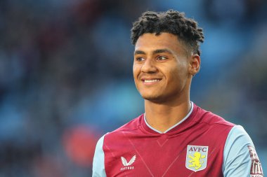 Aston Villa 'dan Ollie Watkins, 23 Ekim 202' de İngiltere 'nin Birmingham kentinde oynanan Premier Lig maçında Aston Villa Brentford' a karşı kazandığı 4-0 'lık galibiyetten sonra gülümsedi.
