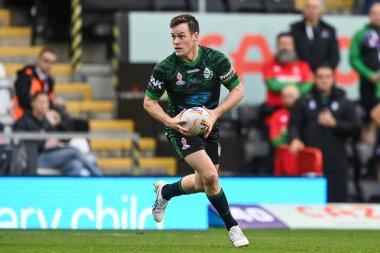 İrlandalı Luke Keary, 23 Ekim 202 'de Leigh Spor Köyü, Leigh, İngiltere' de oynanan 2021 Dünya Rugby Ligi karşılaşmasında atağa kalktı.