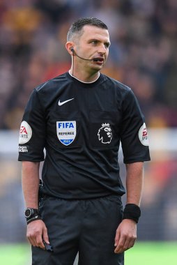 Michael Oliver, Premier Lig maçı sırasında hakem Wolverhampton Wanderers, Leicester City 'ye karşı Molineux, Wolverhampton, Birleşik Krallık, 23 Ekim 202