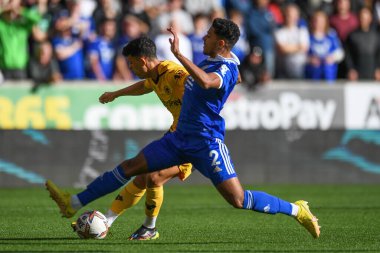 Matheus Nunes # 27 Wolverhampton Wanderers Premier League maçında Leicester City 'den James Justin # 2' nin baskısı altında Wolverhampton Wanderers, Leicester City 'e karşı Molineux, Wolverhampton, Birleşik Krallık, 23 Ekim 202