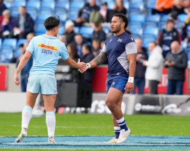 Harlequins 'den Marcus Smith # 10 numara İngiliz meslektaşı Manu Tuilagi # 12 of Sale Sharks ile Gallagher Premiership maçında oynanan 100. Premiership maçından önce AJ Bell Stadyumu, Eccles, Birleşik Krallık, 23.