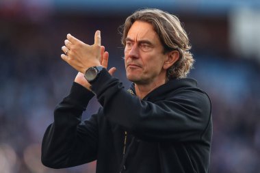 Brentford 'un Thomas Frank teknik direktörü, Premier League maçından sonra İngiltere' nin Birmingham kentinde oynanan Villa-Brentford maçında gezgin taraftarları alkışlıyor.
