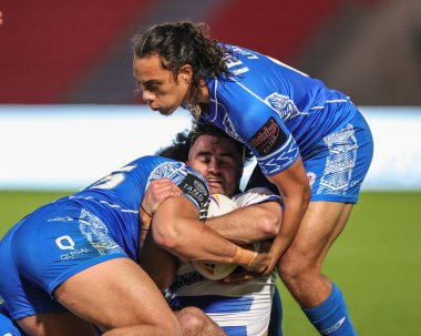 Yunan Terry Constantinou 'yu 23 Ekim 202' de İngiltere 'nin Doncaster kentindeki Eco-Power Stadyumu' nda oynanan Rugby Ligi Dünya Kupası 2021 Dünya Kupası Grubu A karşılaşmasında Samoa ve Samoalı Jarome Luai yendi.