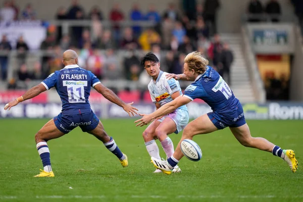 Marcus Smith # 10 of Harlequins 'den Tom OFlaherty # 11 ve Tommy Taylor # 16 of Sale Sharks arasında Gallagher Premiership maçı sırasında AJ Bell Stadyumu, Eccles, İngiltere, 23 Ekim 2022' de oynanan Sale Sharks - Harlequins maçında topu çaldı.