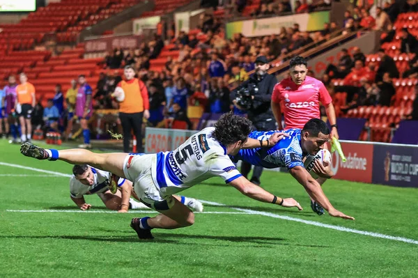 Ne atıştı ama! Yunan John Mitsias, 23 Ekim 202 'de İngiltere' nin Doncaster kentindeki Eco-Power Stadyumu 'nda oynanan 2021 Dünya Kupası Dünya Kupası Şampiyonası A Grubu Samoa maçında Samoa' nın köşeden gitmesini engellemek için dalışa geçti.