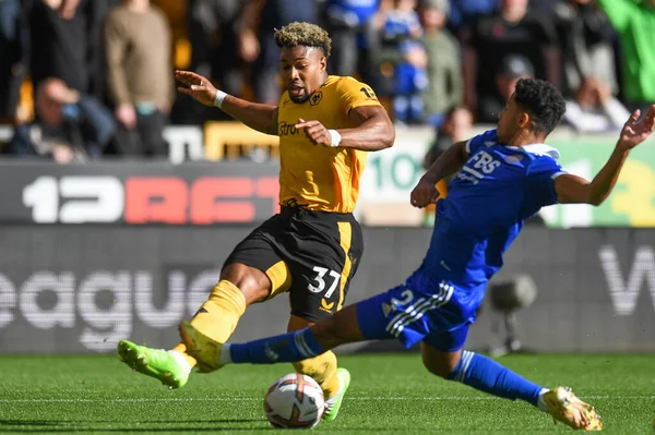 Wolverhampton Wanderers 'dan Adama Traor # 37 Premier League maçı sırasında Leicester City' den James Justin # 2 ile Molineux, Wolverhampton, İngiltere 'de Leicester City maçında mücadele etti.