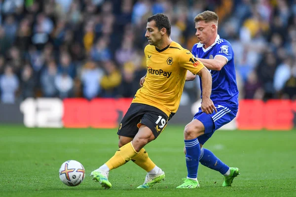 Wolverhampton Wanderers 'dan Jonny # 19 Premier League maçında Leicester City' den Harvey Barnes # 7 'nin baskısı altında Wolverhampton Wanderers, Molineux, Wolverhampton' da Leicester City 'e karşı, 23 Ekim 202