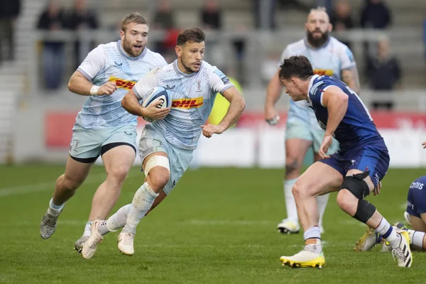 Harlequins 'den Danny Care # 9 numara Raffi Quirke' de Gallagher Premiership maçında koşuyor. AJ Bell Stadyumu, Eccles, Birleşik Krallık, 23 Ekim 202 'de Satış Köpekbalıkları ve Harlequins' e karşı.