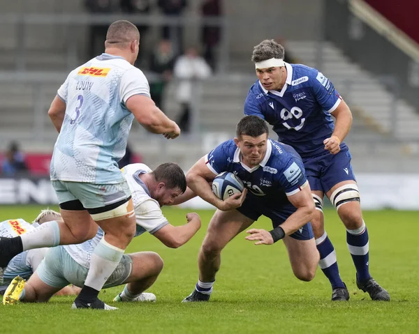 Satış Köpekbalıkları 'ndan Tom Curry # 7 ve Jono Ross, Gallagher Premiership maçında Wilco Louw # 3. Harlequins' de AJ Bell Stadyumu, Eccles, 23 Ekim 202 'de Satış Köpekbalığı - Harlequins maçında yarıştılar.