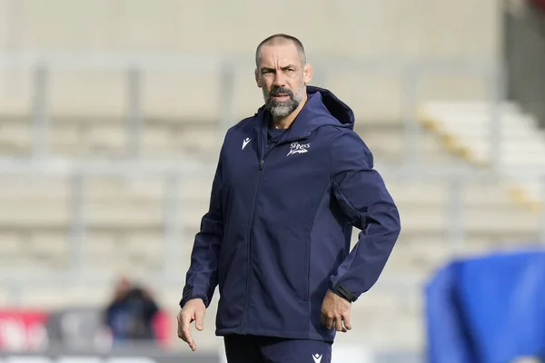 Alex Sanderson Director Rugby Sale Sharks Observa Jugador Durante Calentamiento —  Fotos de Stock