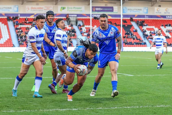 Samoa 'dan Brian To' o, 23 Ekim 202 'de İngiltere' nin Doncaster kentindeki Eco-Power Stadyumu 'nda oynanan Rugby Ligi Dünya Kupası 2021 Kupası A Grubu maçına gidiyor.