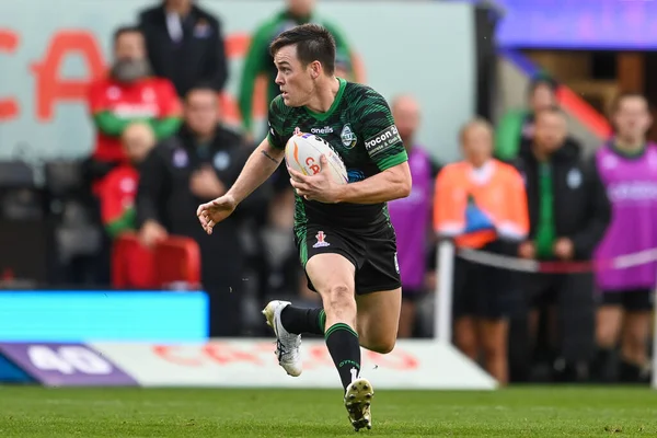 İrlandalı Luke Keary, 23 Ekim 202 'de Leigh Spor Köyü, Leigh, İngiltere' de oynanan 2021 Dünya Rugby Ligi karşılaşmasında atağa kalktı.