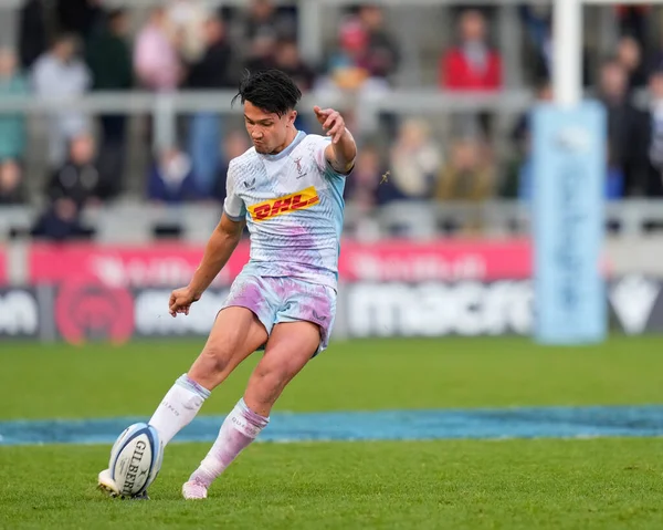 Markos Smith # 10. Harlequins takımının oyuncusu Gallagher Premiership maçında AJ Bell Stadyumu, Eccles, İngiltere 'de Sale Sharks - Harlequins maçında penaltı attı.