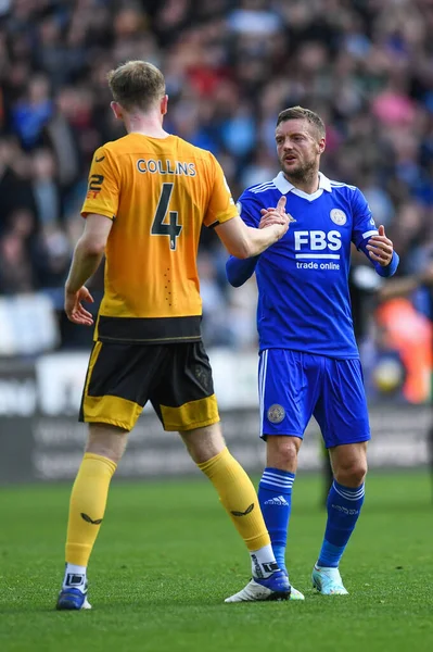 Wolverhampton Wanderers 'dan 4 numaralı Nathan Collins Leicester City' den Jamie Vardy 'yi Premier League maçında Wolverhampton Wanderers' a karşı Leicester City maçında 23 Ekim 'de Wolineux, Wolverhampton, İngiltere' de son düdüğü çaldığı için tebrik ediyor.