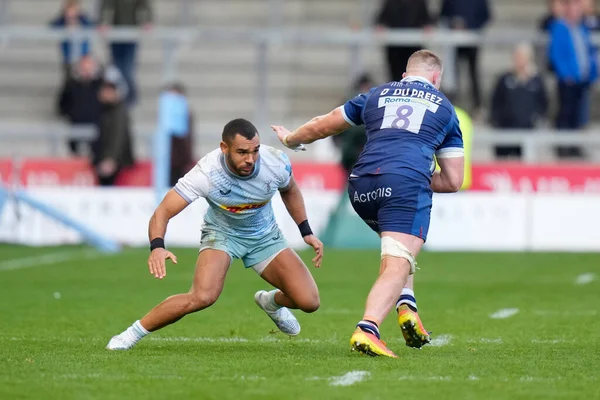 Harlequins 'ten Joe Marchant # 13 Gallagher Premiership maçında Dan Du Preez # 8' i yere serdi AJ Bell Stadyumu, Eccles, Birleşik Krallık, 23 Ekim 202 'de Satış Köpekbalığı - Harlequins maçında.
