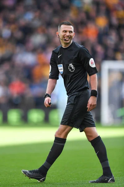 Michael Oliver, Premier Lig maçı sırasında hakem Wolverhampton Wanderers, Leicester City 'ye karşı Molineux, Wolverhampton, Birleşik Krallık, 23 Ekim 202