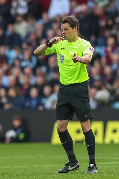 Arbitre Darren England Utilise Son Sifflet Lors Match Premier League — Photo