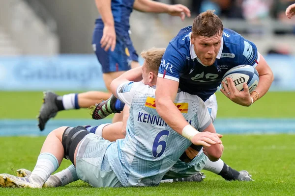 Harlequins 'in 6 numaralı oyuncusu Jack Kenningham Gallagher Premiership maçında Cobus Wiese' in 4 numaralı oyuncusuyla mücadele ediyor. AJ Bell Stadyumu, Eccles, Birleşik Krallık, 23 Ekim 202 'de Satış Köpekbalıkları Harlequins' e karşı.