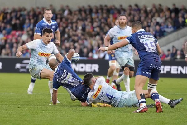 Nick David # 14 Harlequins takımından Tom OFlaherty # 11 Gallagher Premiership maçı sırasında AJ Bell Stadyumu, Eccles, Birleşik Krallık 'ta oynanan Sale Sharks - Harlequins maçında rakibini yere serdi.