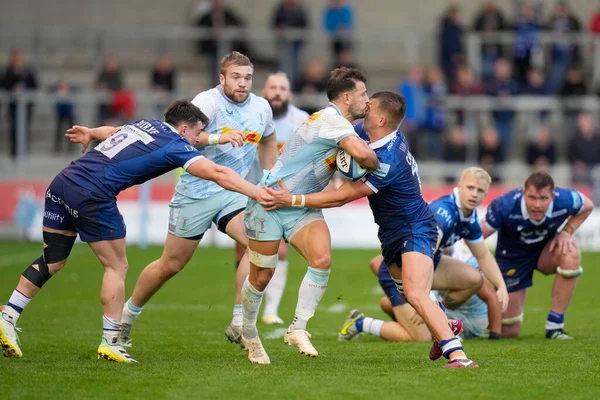 Harlequins 'den Danny Care # 9, Gallagher Premiership maçında Joe Carpenter # 15 ile karşılaştı. AJ Bell Stadyumu, Eccles, Birleşik Krallık, 23 Ekim 202' de Sale Sharks - Harlequins maçında.