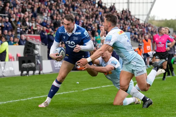 Satış Köpekbalığı 14 numaralı Tom Roebuck, Gallagher Premiership maçında AJ Bell Stadyumu, Eccles, İngiltere 'de oynanan Sale Sharks - Harlequins maçında deneme çizgisine çıkıyor.