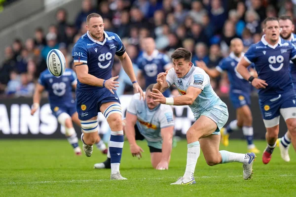Harlequins 'in 15 numaralı oyuncusu Tommy Allan, Gallagher Premiership maçında AJ Bell Stadyumu' nda Satış Köpekbalıkları ve Harlequins maçında pas verdi.