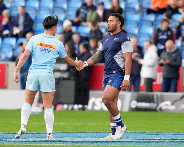 Harlequins 'den Marcus Smith # 10 numara İngiliz meslektaşı Manu Tuilagi # 12 of Sale Sharks ile Gallagher Premiership maçında oynanan 100. Premiership maçından önce AJ Bell Stadyumu, Eccles, Birleşik Krallık, 23.