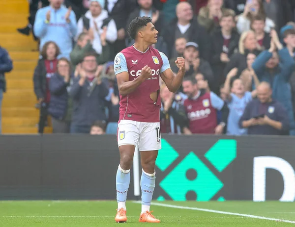 Aston Villa 'dan Ollie Watkins, Premier Lig maçı Aston Villa Brentford' a karşı 23 Ekim 202 'de Birmingham, Villa Park' ta oynanan karşılaşmada 4-0 kazanma hedefini kutluyor.