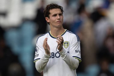 Leeds United 'ın 7 numaralı oyuncusu Brenden Aaronson, 23 Ekim 202' de Leeds Road, İngiltere 'de oynanan Premier League maçı sonrasında taraftarlarını alkışlıyor ve alkışlıyor.