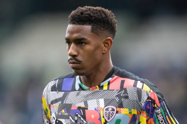Leeds United 'ın Jnior Firpo # 3' ü Premier Lig karşılaşması öncesi ısınma öncesinde Leeds United Fulham 'a karşı Elland Road, Leeds, İngiltere, 23 Ekim 2022