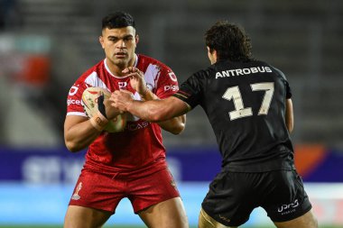 Tonga 'dan David Fifita, Rugby Ligi Dünya Kupası 2021 karşılaşmasında Galler' den Bailey Antrobus tarafından Wicked Stadyumu, St Helens, Birleşik Krallık, 24 Ekim 202 'de oynanan Tonga-Galler karşılaşmasında yenildi.