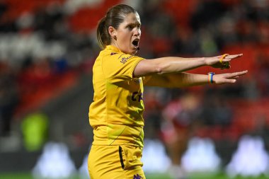 Hakem Kasey Badger Rugby Ligi Dünya Kupası 2021 maçında Tonga Galler 'e karşı St Helens Stadyumu, 24 Ekim 202