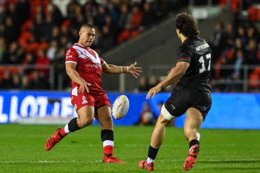 Tonga 'dan Tui Lolohea, 24 Ekim 202' de İngiltere 'nin St. Helens kentinde oynanan Rugby Ligi Dünya Kupası 2021 karşılaşmasında önde gidiyor.