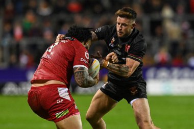 Tonga 'dan Siosifa Talakai, Rugby Ligi Dünya Kupası 2021 karşılaşmasında Galler' den Kyle Evans tarafından Wicked Stadyumu, St Helens, Birleşik Krallık, 24 Ekim 202 'de oynanan Tonga-Galler karşılaşmasında yenildi.