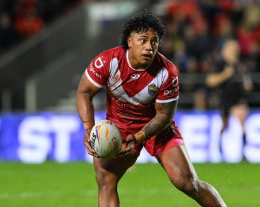Tonga 'dan Tesi Niu, Rugby Ligi Dünya Kupası 2021 karşılaşmasında Tonga' ya karşı Galler maçı sırasında St Helens, Birleşik Krallık, 24 Ekim 202