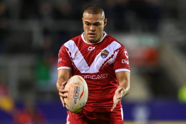 Tonga 'dan Tui Lolohea, Rugby Ligi Dünya Kupası 2021 karşılaşmasında Tonga' ya karşı Galler Stadyumu, St Helens, Birleşik Krallık, 24 Ekim 202