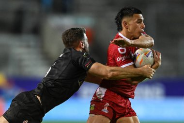 Tonga 'dan Soni Luke, Rugby Ligi Dünya Kupası 2021 karşılaşmasında Galler' den Elliot Kear tarafından St Helens, Birleşik Krallık 'ta oynanan ve Wicked Stadyumu' nda oynanan maçta yenildi.