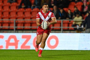 Tonga 'dan Siosiua Taukeiaho Rugby Ligi Dünya Kupası 2021 karşılaşmasında Tonga Galler' e karşı St Helens, Birleşik Krallık, 24 Ekim 202